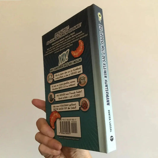 Die große Welt des kleinen Huntermann, die lustigen Hundememoiren eines kleinen Terriers, von Hunter Lassal. Standard Hardcover mit Schwarz-Weiß-Druck auf cremefarbenem Papier - Rückenansicht