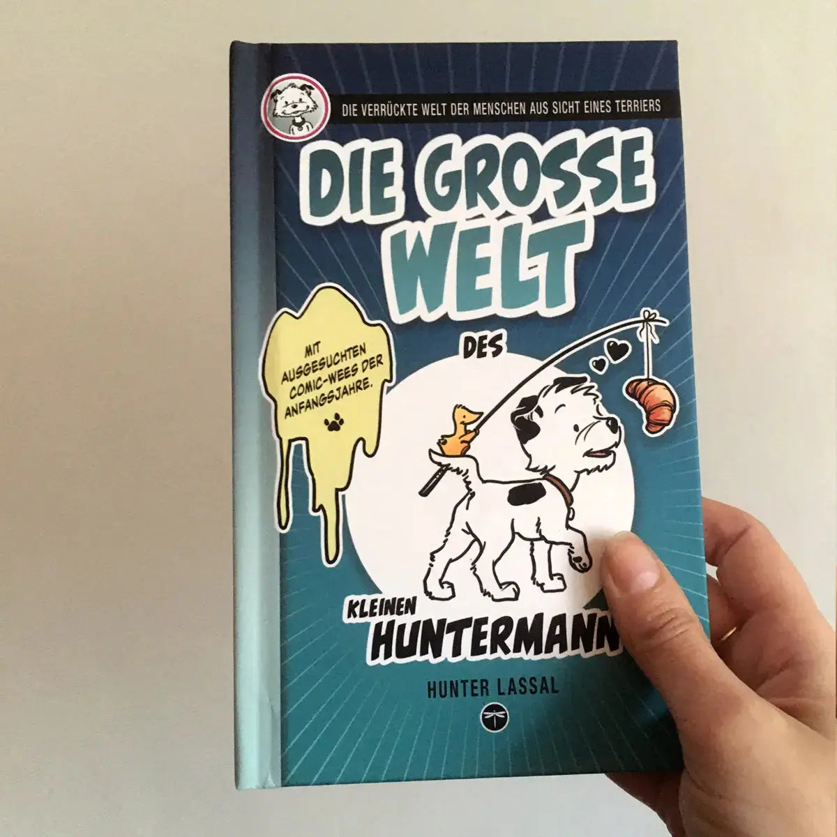 Die große Welt des kleinen Huntermann, die lustigen Hundememoiren eines kleinen Terriers, von Hunter Lassal. Standard Hardcover mit Schwarz-Weiß-Druck auf cremefarbenem Papier - Cover