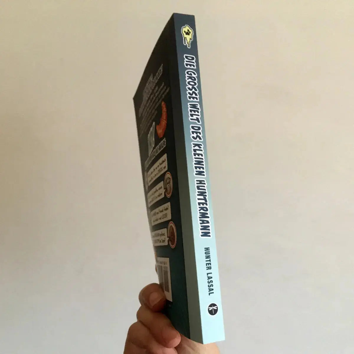 Die große Welt des kleinen Huntermann, die lustigen Hundememoiren eines kleinen Terriers, von Hunter Lassal. Standard Paperback mit Schwarz-Weiß-Druck auf cremefarbenem Papier - Cover