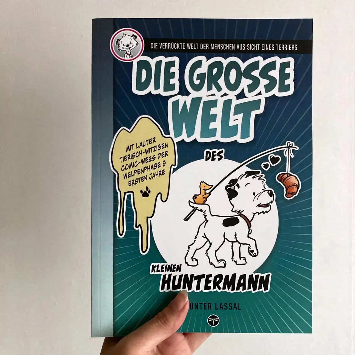 Die große Welt des kleinen Huntermann, die lustigen Hundememoiren eines kleinen Terriers, von Hunter Lassal. Premium Paperback mit Schwarz-Weiß-Druck auf weißem Papier - Coveransicht mit hellem Hintergrund