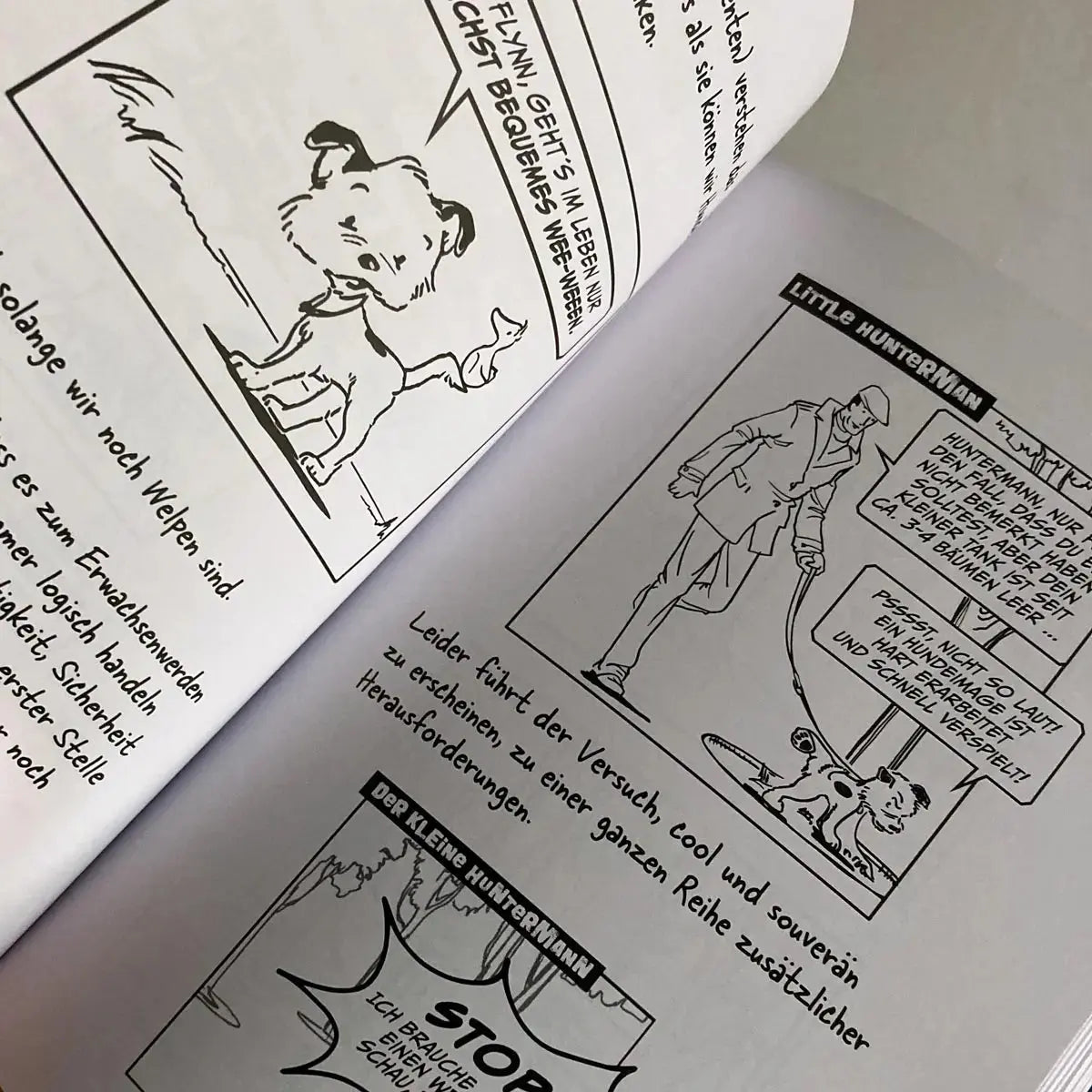 Die große Welt des kleinen Huntermann, die lustigen Hundememoiren eines kleinen Terriers, von Hunter Lassal. Premiumausgabe mit Schwarz-Weiß-Druck auf weißem Papier - aufgeschlagenes Buch mit Contentansicht auf hellem Hintergrund