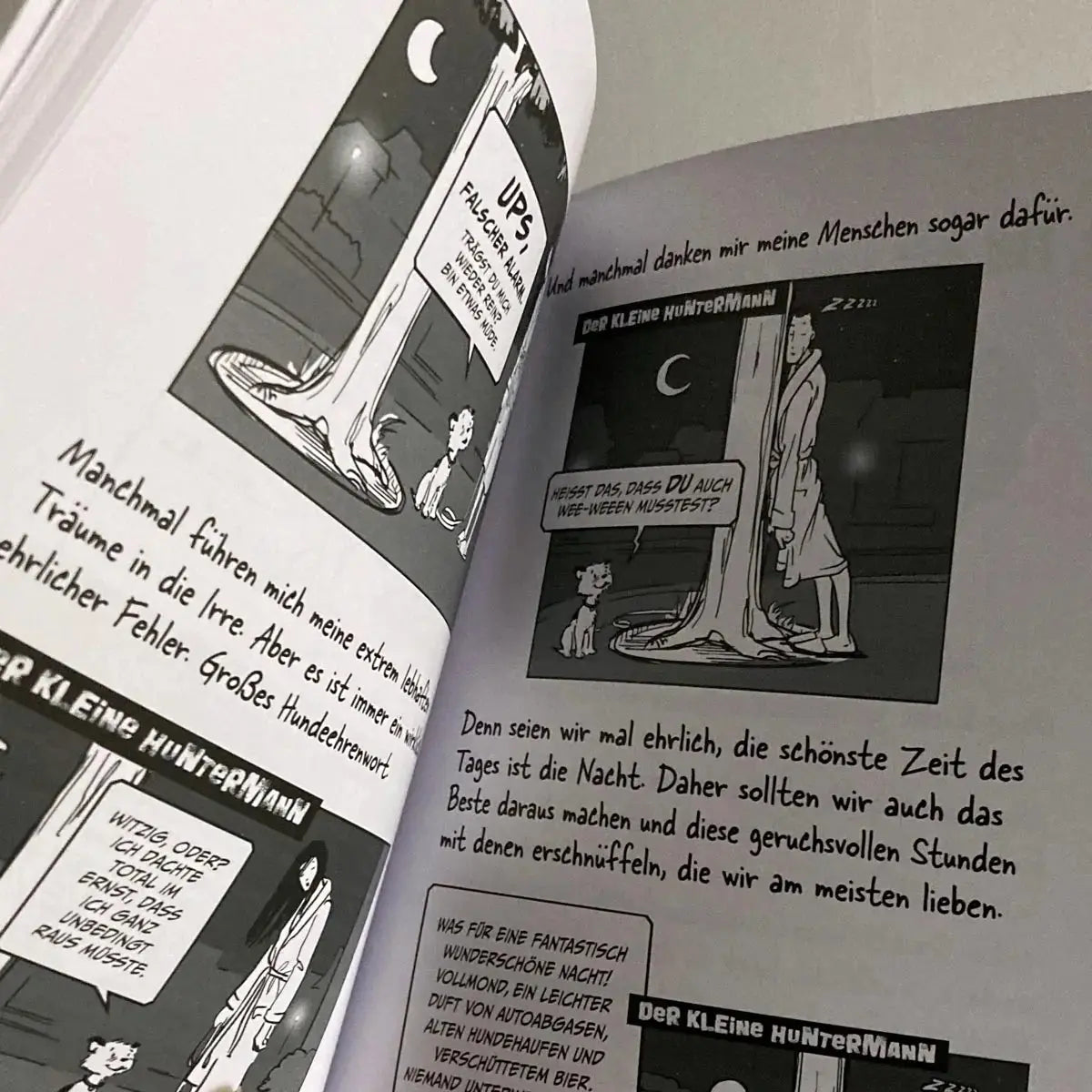 Die große Welt des kleinen Huntermann, die lustigen Hundememoiren eines kleinen Terriers, von Hunter Lassal. Premiumausgabe mit Schwarz-Weiß-Druck auf weißem Papier - aufgeschlagenes Buch mit Contentansicht auf hellem Hintergrund