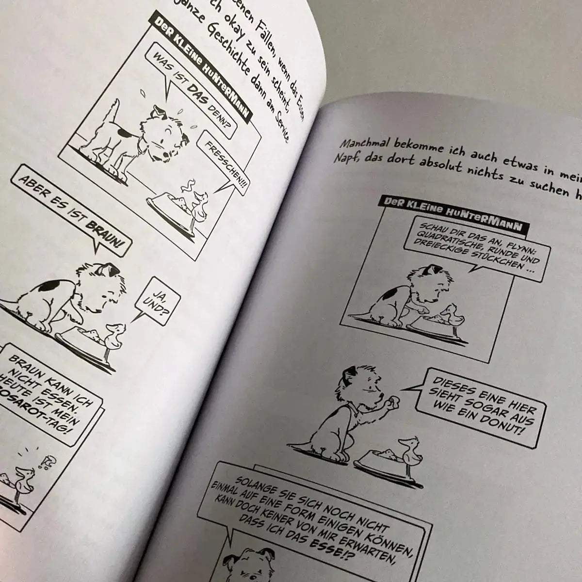 Die große Welt des kleinen Huntermann, die lustigen Hundememoiren eines kleinen Terriers, von Hunter Lassal. Premiumausgabe mit Schwarz-Weiß-Druck auf weißem Papier - aufgeschlagenes Buch mit Contentansicht auf hellem Hintergrund