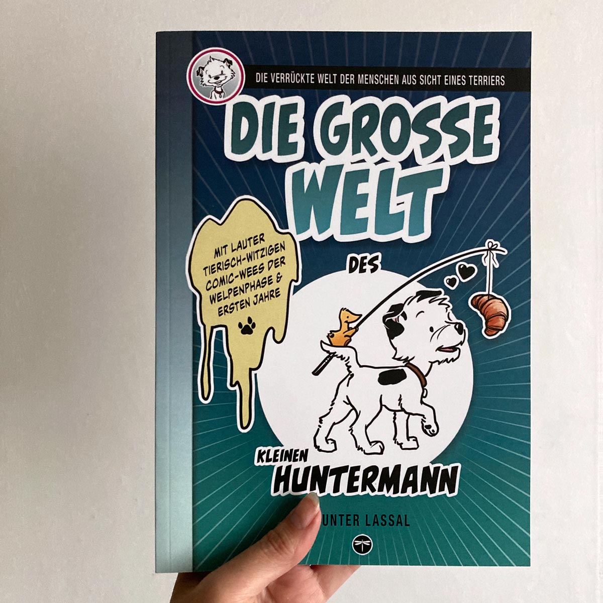 Die große Welt des kleinen Huntermann, die lustigen Hundememoiren eines kleinen Terriers, von Hunter Lassal. Premium Paperback mit Schwarz-Weiß-Druck auf weißem Papier - Coveransicht mit hellem Hintergrund