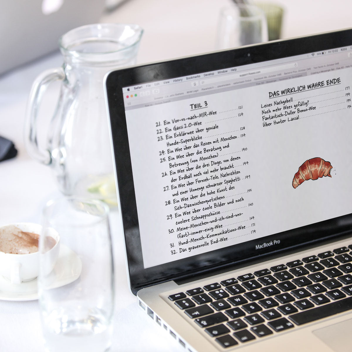 A photo of a notebook showing the content page of Hunter Lassal's eBook "Die große Welt des kleinen Huntermann" on a table.